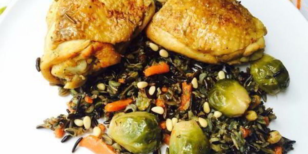 Как приготовить куриные бедра тушенные в плове из дикого риса