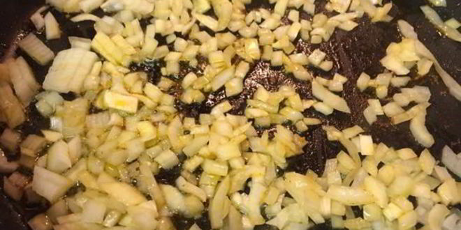 Рецепт куриных бедер тушенных в плове из дикого риса