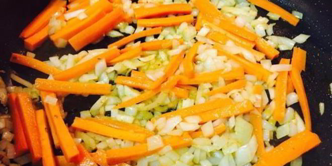 Рецепт куриных бедер тушенных в плове из дикого риса