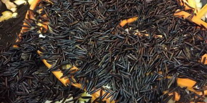 Рецепт куриных бедер тушенных в плове из дикого риса