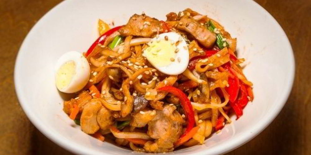 Как приготовить пшеничную лапшу с курицей и овощами