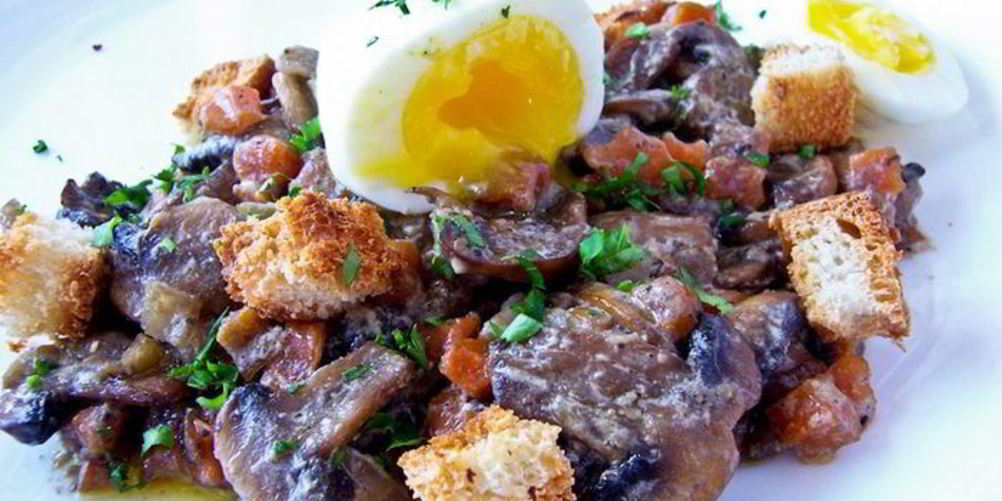 Как приготовить грибное рагу с яйцом пашот и крутонами