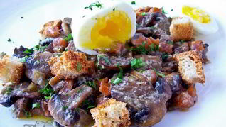 Рецепт Грибного рагу с яйцом пашот и крутонами