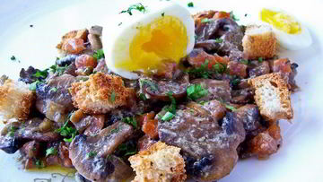 Рецепт Грибного рагу с яйцом пашот и крутонами