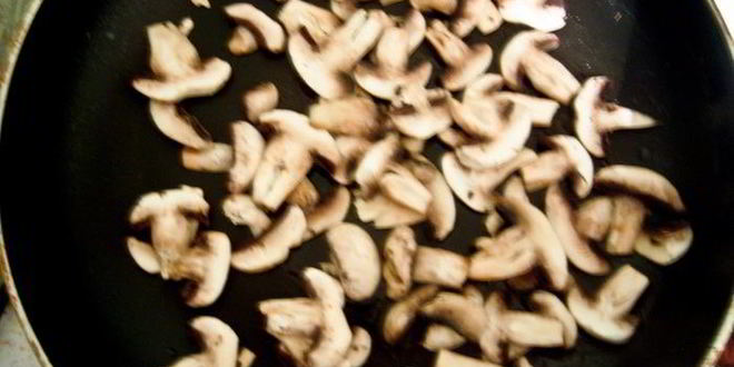 Рецепт грибного рагу с яйцом пашот и крутонами