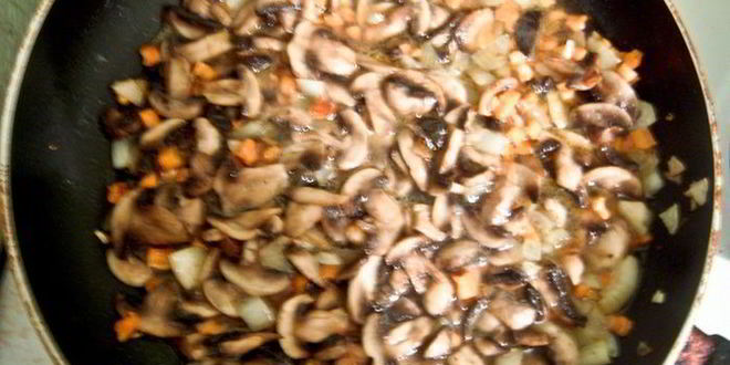 Рецепт грибного рагу с яйцом пашот и крутонами