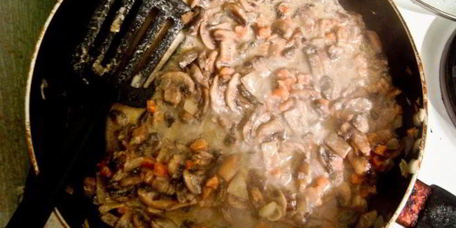 Рецепт грибного рагу с яйцом пашот и крутонами