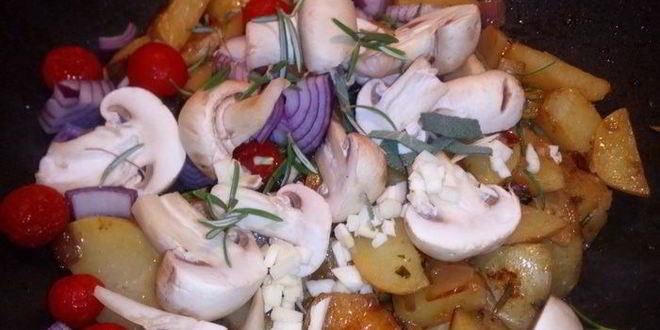 Рецепт капонаты из молодого картофеля с шалфеем и розмарином