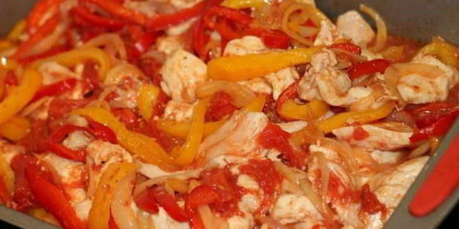 Рецепт рагу из куриного филе с перцами