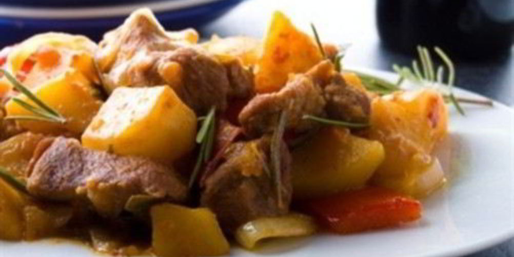 Как приготовить рагу из свинины с картофелем и перцем чили