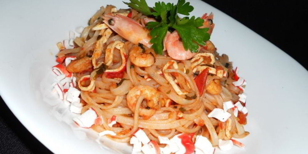 Как приготовить рисовую лапшу с креветками и крабовыми палочками