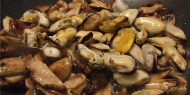 Рецепт рисовой лапши с креветками, мидиями и овощами