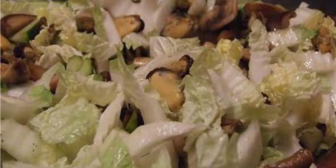 Рецепт рисовой лапши с креветками, мидиями и овощами