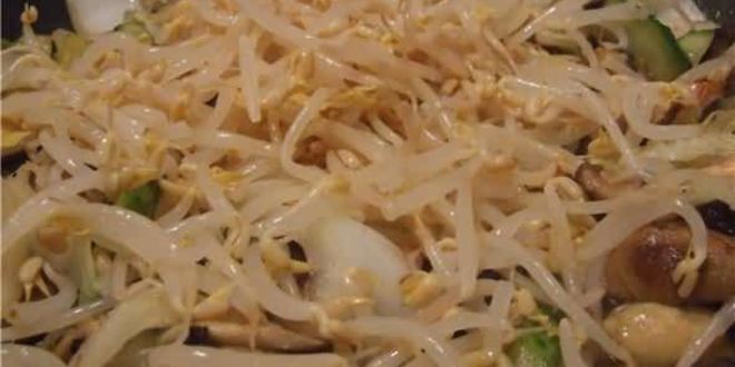 Рецепт рисовой лапши с креветками, мидиями и овощами