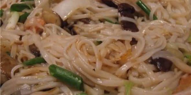 Рецепт рисовой лапши с креветками, мидиями и овощами
