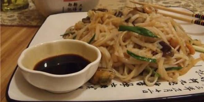 Рецепт рисовой лапши с креветками, мидиями и овощами