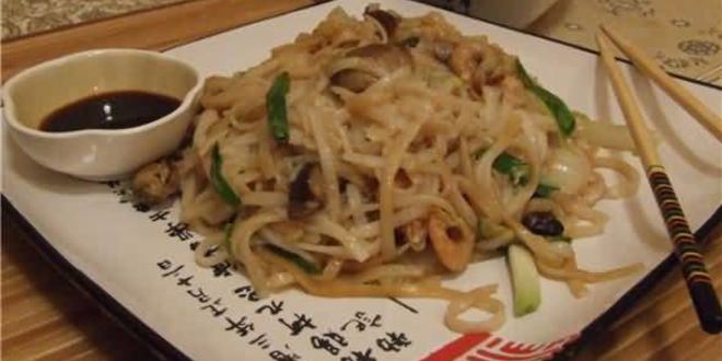 Рецепт рисовой лапши с креветками, мидиями и овощами