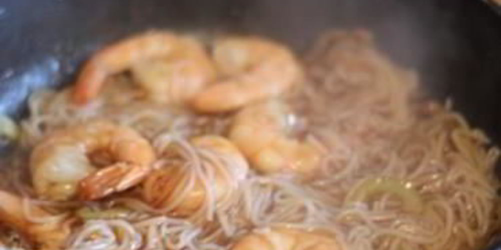 Как приготовить рисовую лапшу с креветками в соусе терияки