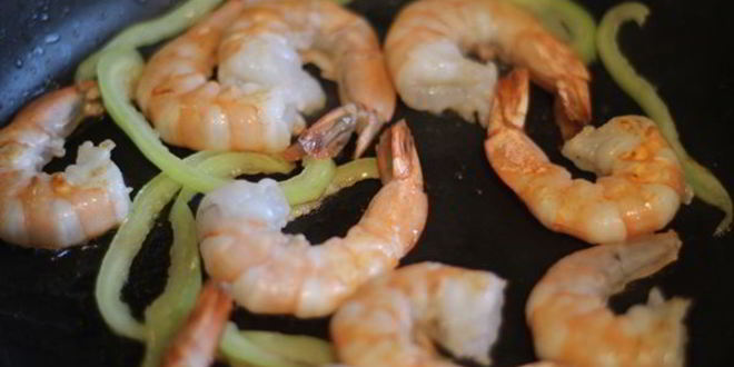 Рецепт рисовой лапши с креветками в соусе терияки