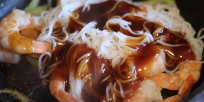 Рецепт рисовой лапши с креветками в соусе терияки