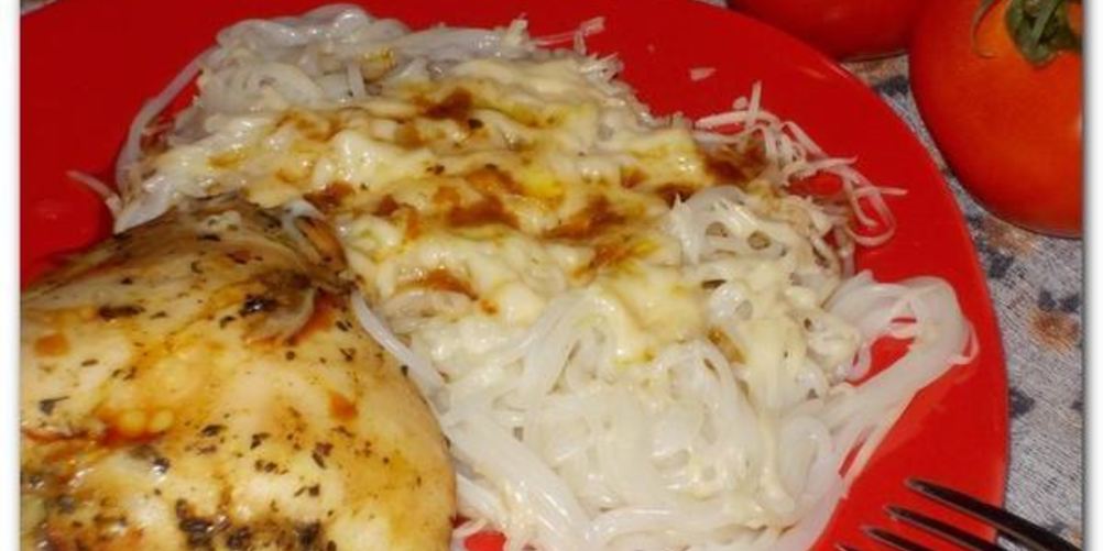 Как приготовить рисовую лапшу с курицей в медово-чесночном соусе