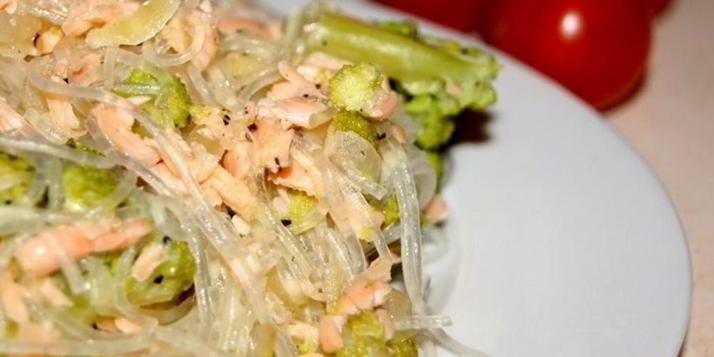 Как приготовить рисовую лапшу с лососем и брокколи