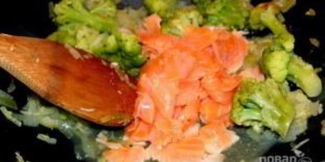 Рецепт рисовой лапши с лососем и брокколи