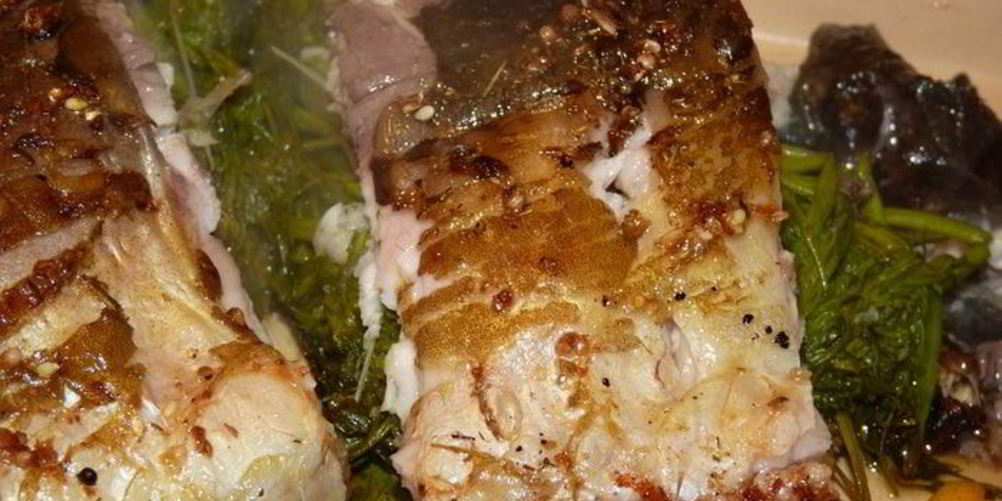 Как приготовить ароматного карпа запеченного с зеленью