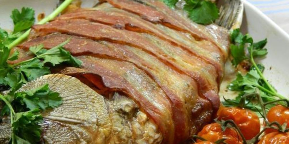Как приготовить фаршированную овощами рыба в шубке из бекона