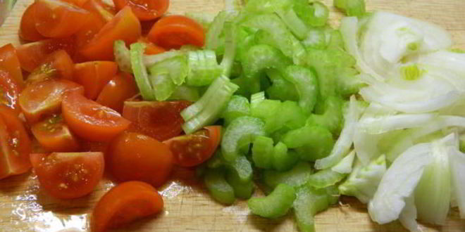 Рецепт фаршированной овощами рыба в шубке из бекона