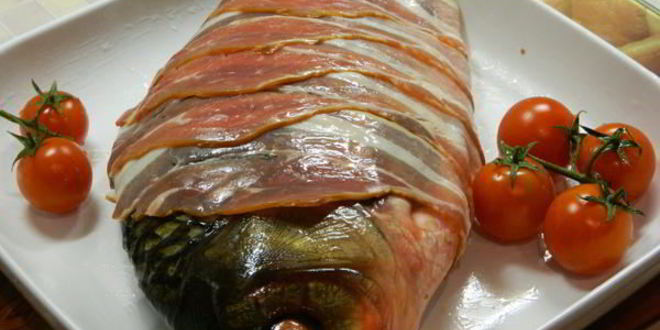 Рецепт фаршированной овощами рыба в шубке из бекона
