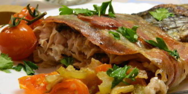 Рецепт фаршированной овощами рыба в шубке из бекона