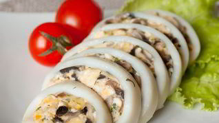 Рецепт Кальмаров, фаршированных омлетом и шампиньонами