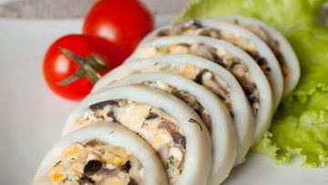 Рецепт Кальмаров, фаршированных омлетом и шампиньонами