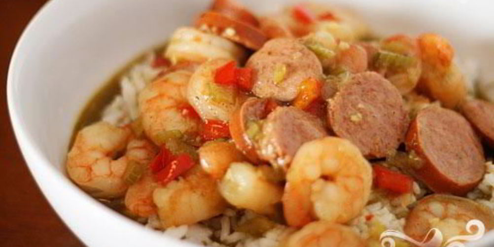 Как приготовить креветок с сосисками и рисом