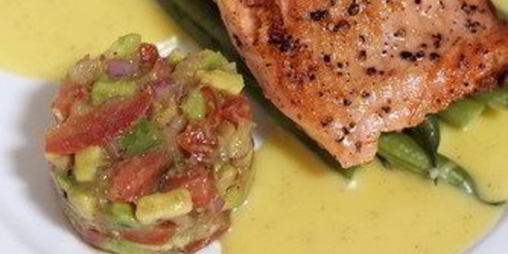 Как приготовить лосося на гриле с поджаренной томатной сальсой