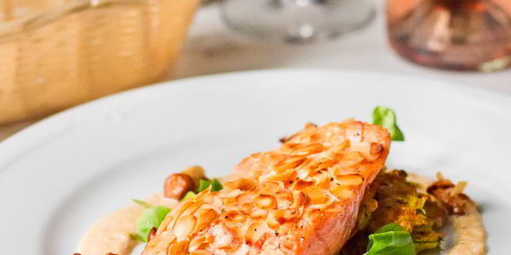Как приготовить лосося с миндальной корочкой и соусом из лисичек