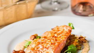 Рецепт Лосося с миндальной корочкой и соусом из лисичек