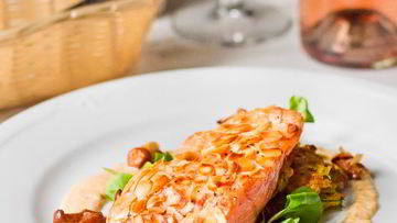 Рецепт Лосося с миндальной корочкой и соусом из лисичек