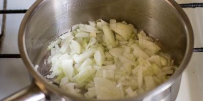 Рецепт лосося с миндальной корочкой и соусом из лисичек