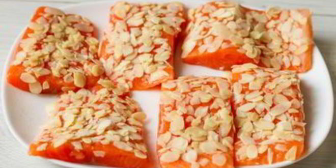 Рецепт лосося с миндальной корочкой и соусом из лисичек
