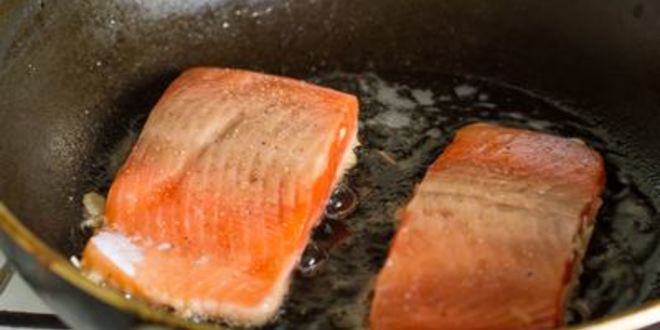 Рецепт лосося с миндальной корочкой и соусом из лисичек