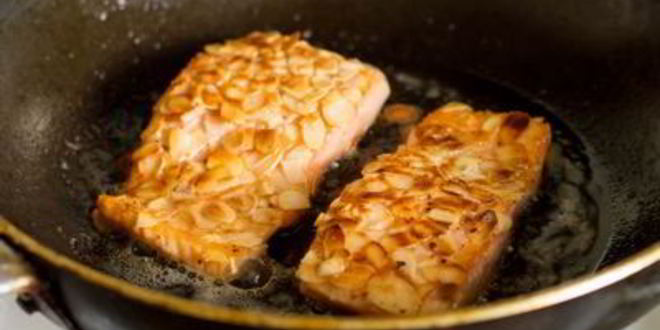 Рецепт лосося с миндальной корочкой и соусом из лисичек