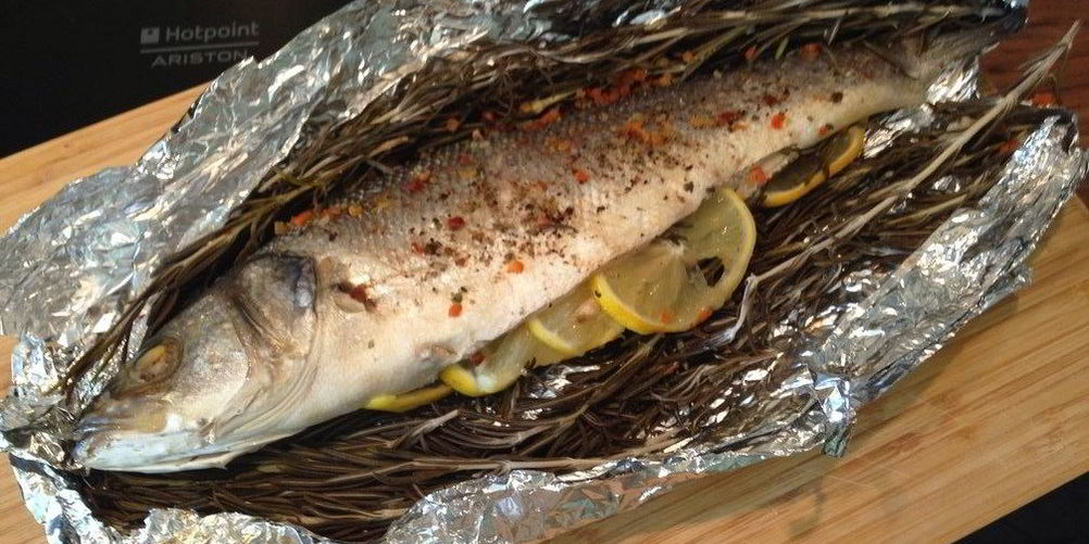 Как приготовить рыбу, запеченную с розмарином