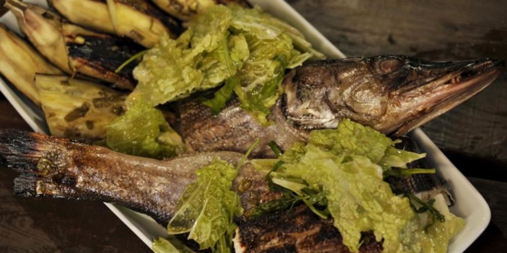 Как приготовить щуку с салатом из савойской капусты