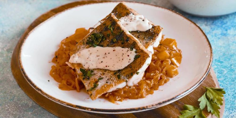 Как приготовить судака с тушеной капустой и соусом из рислинга