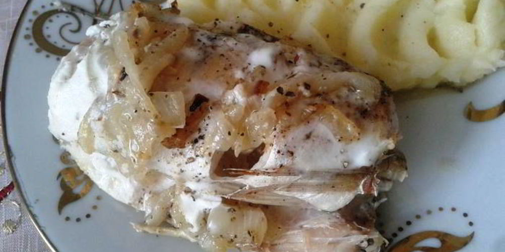 Как приготовить судака, запеченного с луком в сметане