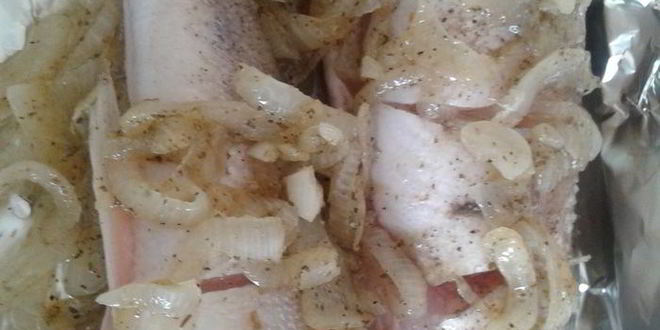 Рецепт судака, запеченного с луком в сметане