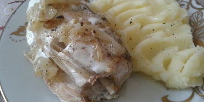 Рецепт судака, запеченного с луком в сметане