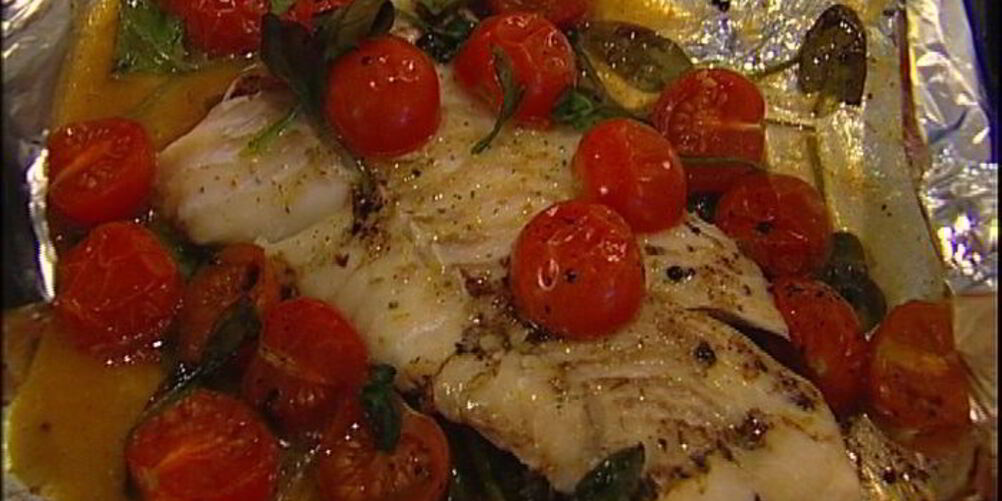 Как приготовить запеченную треску с помидорами и шпинатом